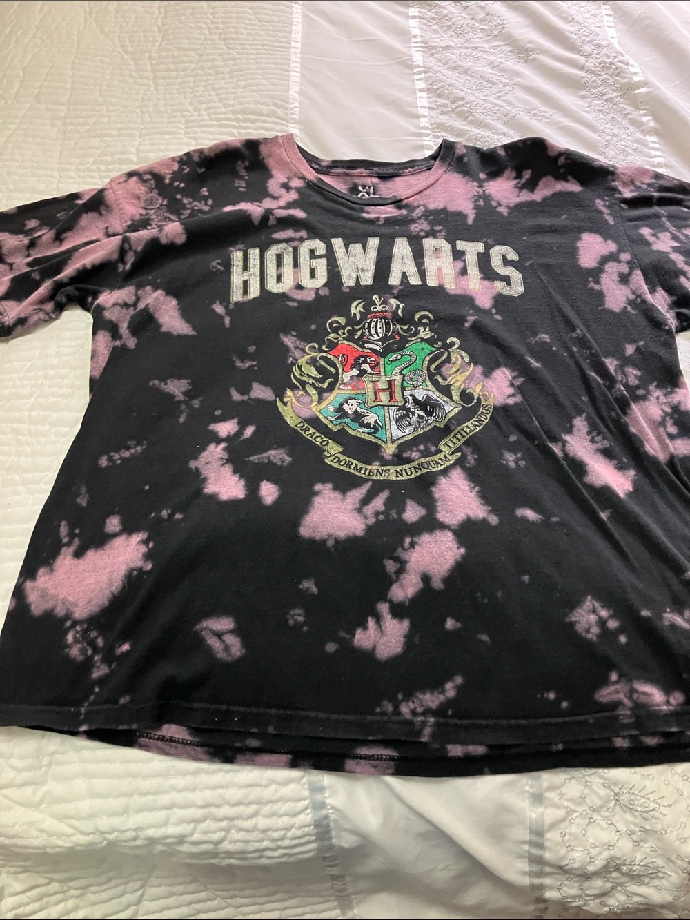 HP Women's Hogwarts Tie-Dye Crest Tee - Black & Pink